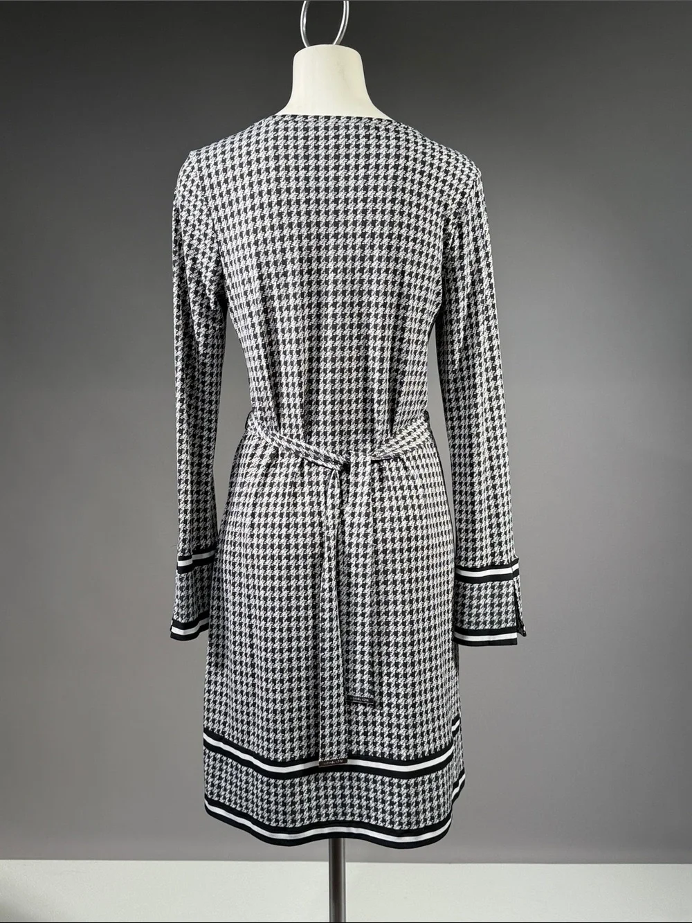 Michael Kors Black and White Houndstooth Long-Sleeve Keyhole Dress (r14)